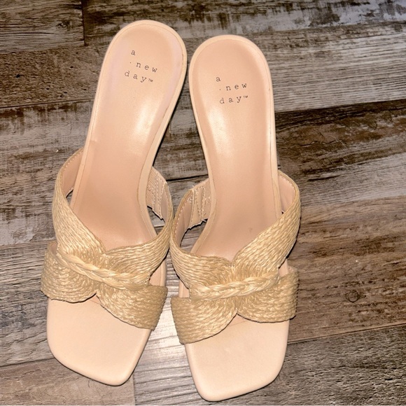 A New Day Women’s Slip On Straw Design Tia 3.5 Inch Heels Sz 9 - Picture 1 of 8